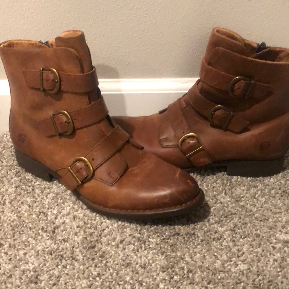 Borne buckle boots